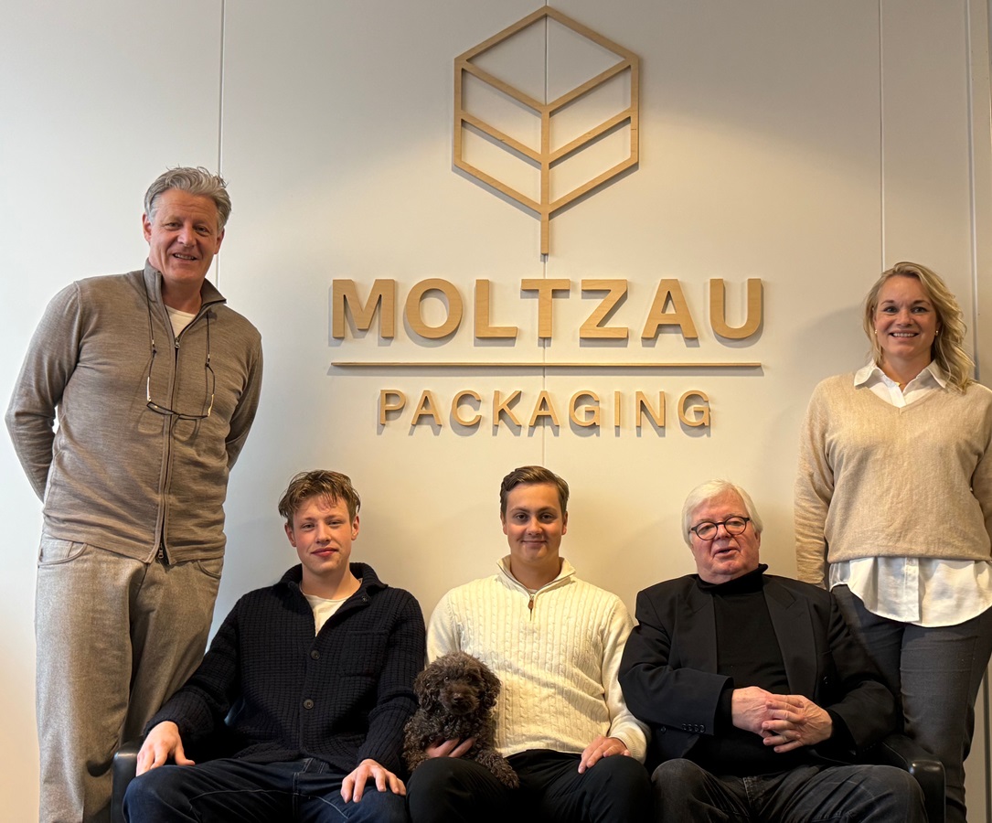 Moltzau Packaging representert av tre generasjoner i familien Faukland-Martinsen fra intervju for Bransjemagasinet om CefaTray. Fra venstre: Lars, Christoffer, Boss (hund), Sindre, Eirik og Christin. Familien Faukland-Martinsen tok over selskapet etter familien Moltzau og har flere tiårs erfaring med emballasje.